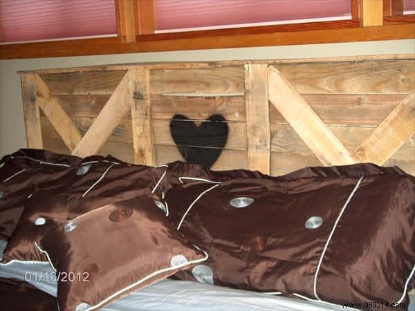 Why Buy a Bed When You Can Use Pallets to Make One for Free? Here are 14 Great Examples. 