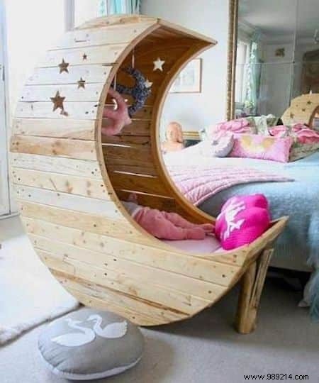 Why Buy a Bed When You Can Use Pallets to Make One for Free? Here are 14 Great Examples. 