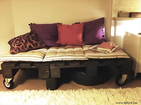 Why Buy a Bed When You Can Use Pallets to Make One for Free? Here are 14 Great Examples. 