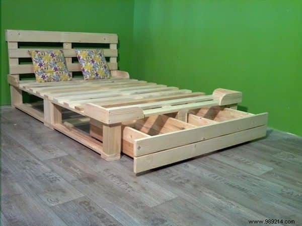 Why Buy a Bed When You Can Use Pallets to Make One for Free? Here are 14 Great Examples. 