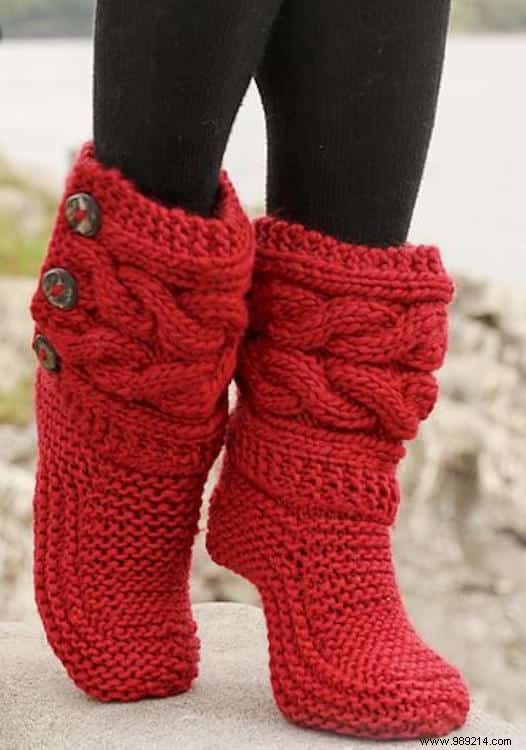 6 Free Patterns To Make SUPER Cozy Bootie Slippers. 