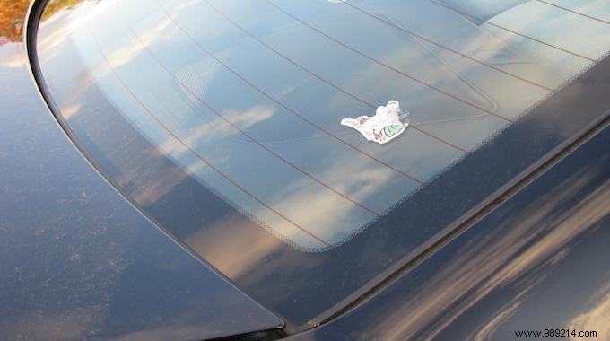 Trick to easily remove a sticker on the windshield in 1 min. 