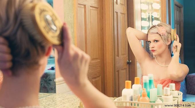 The Simple Trick To Clean And Shine Mirrors With White Vinegar. 