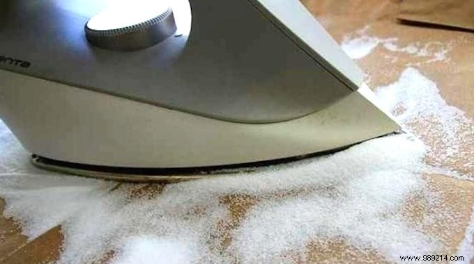 The Effective Tip To Clean Your Iron Easily. 