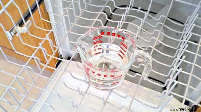 How to Clean Your Dishwasher Easily with Vinegar. 