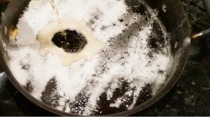 The Tip For Cleaning A Non-Stick Frying Pan WITHOUT Damaging It. 