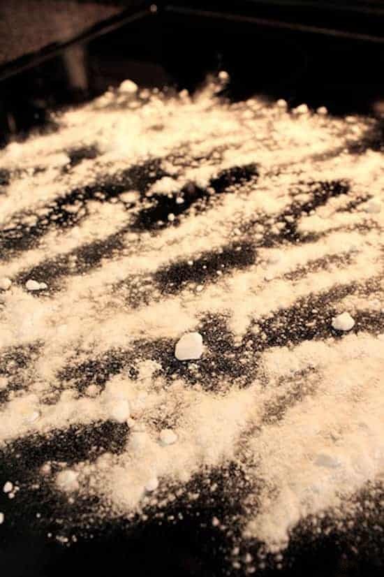 How to EASILY Clean Your Baking Tray with Baking Soda. 