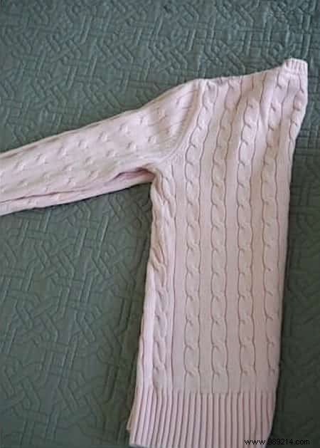 How to Hang a Sweater from a Hanger WITHOUT Damaging it. 