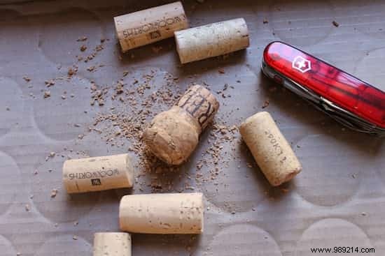 How to Make Mini Flower Pots out of Bottle Stoppers. 