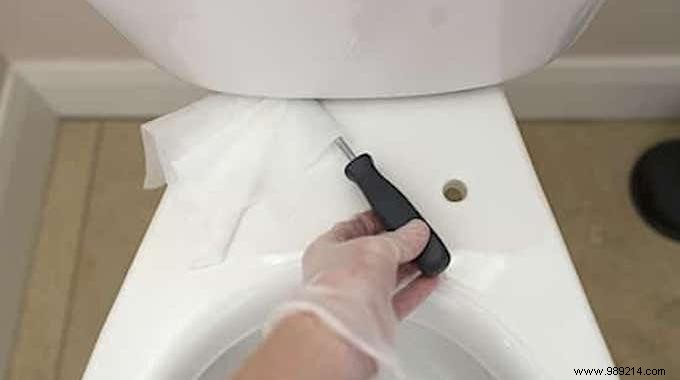 How To Clean Pee Splatters On The Toilet Bowl Easily. 