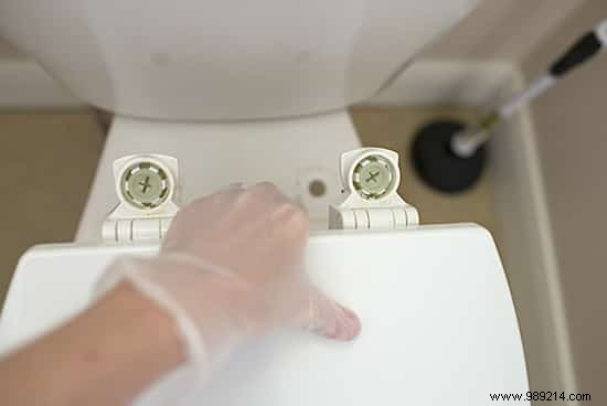 How To Clean Pee Splatters On The Toilet Bowl Easily. 