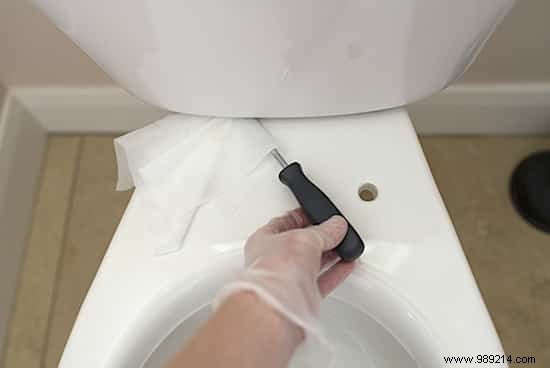 How To Clean Pee Splatters On The Toilet Bowl Easily. 