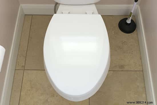 How To Clean Pee Splatters On The Toilet Bowl Easily. 