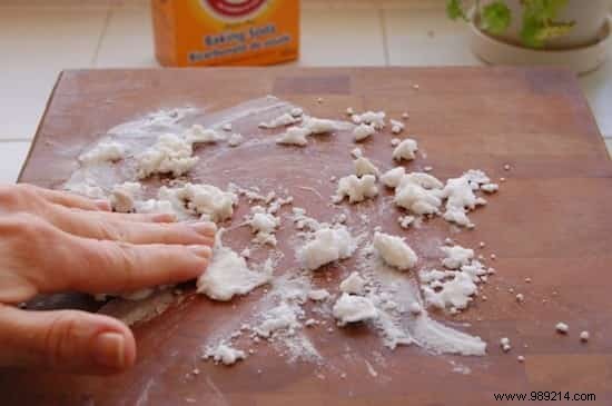 How to Clean and Maintain a Wooden Cutting Board Easily. 