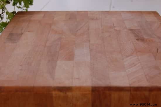 How to Clean and Maintain a Wooden Cutting Board Easily. 