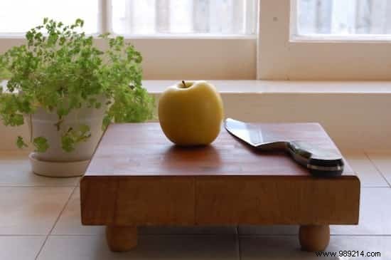 How to Clean and Maintain a Wooden Cutting Board Easily. 