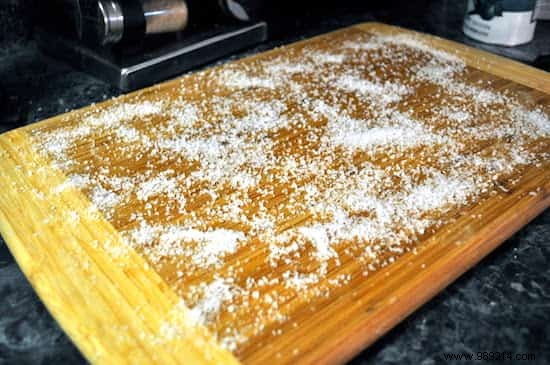 Quick and Easy:How to Clean a Cutting Board with Lemon and Salt. 