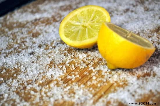 Quick and Easy:How to Clean a Cutting Board with Lemon and Salt. 