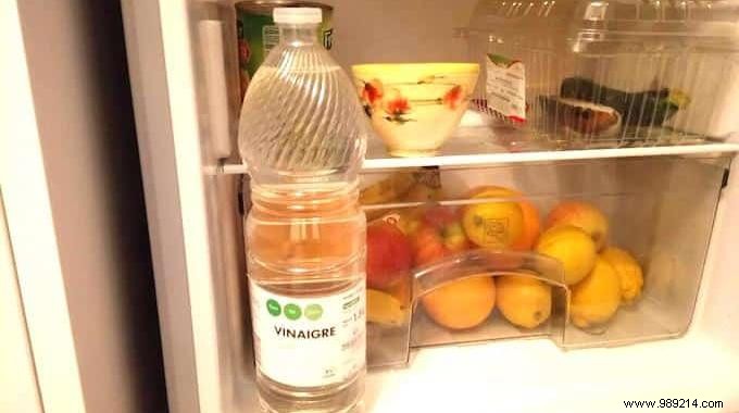 The Tip To Neutralize Fridge Odors With White Vinegar. 