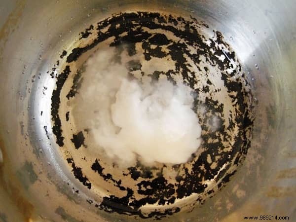 The World s Easiest Trick To Clean A Burnt Pan (Without Scrubbing). 