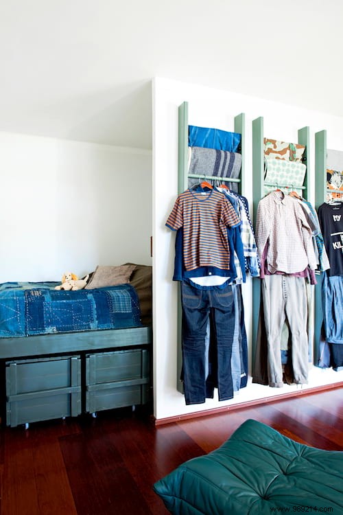 15 Great Space Saving Tips For A Small Bedroom. 