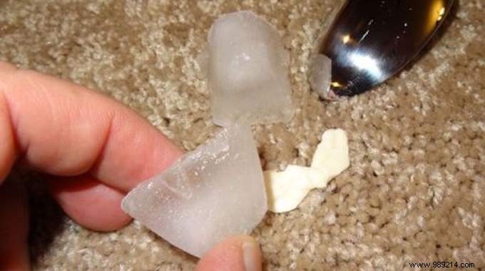 The Tip For Removing Chewing Gum Stuck On The Carpet WITHOUT RUBbing. 