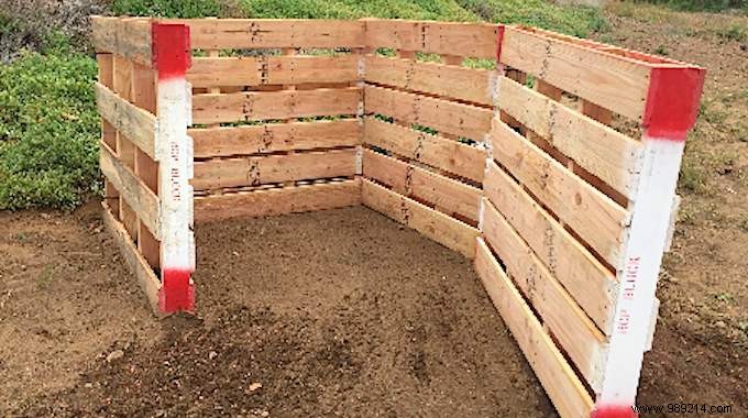 How To Make A Compost Bin With Pallets In 10 Minutes. 