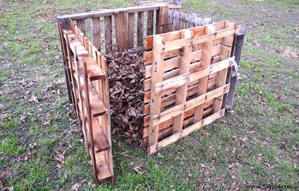 How To Make A Compost Bin With Pallets In 10 Minutes. 