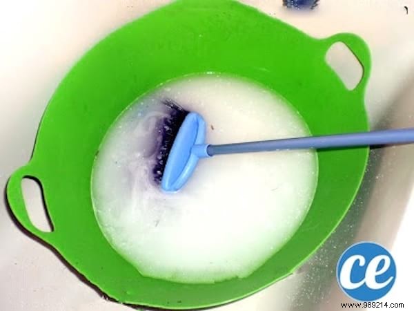 How to Clean Your Broom EASILY With White Vinegar. 