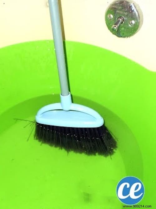 How to Clean Your Broom EASILY With White Vinegar. 