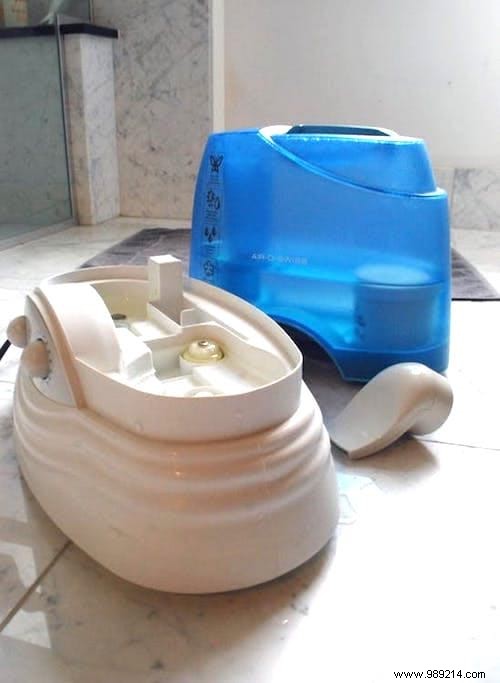 How To Descale And Clean A Humidifier With White Vinegar. 