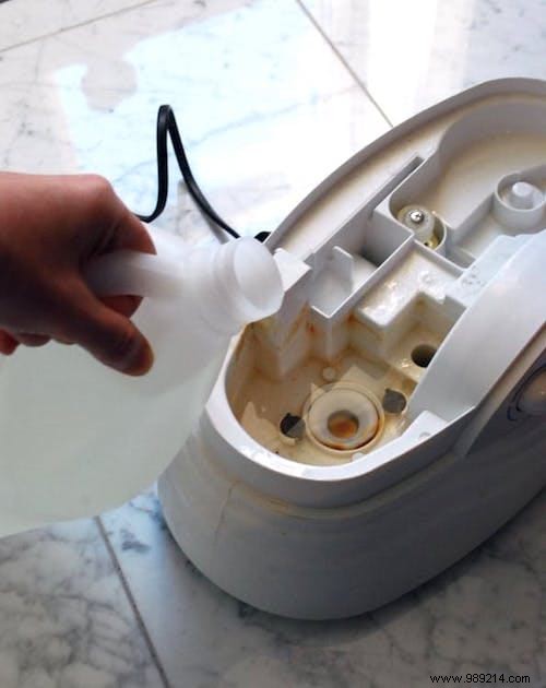 How To Descale And Clean A Humidifier With White Vinegar. 