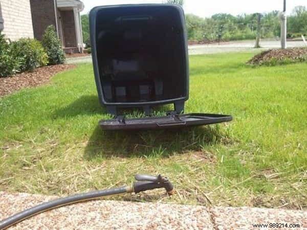 How To Easily Clean Large Smelly Outdoor Trash Cans. 