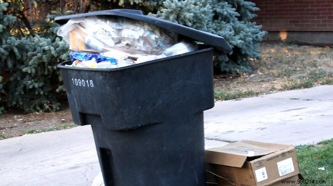 How To Easily Clean Large Smelly Outdoor Trash Cans. 