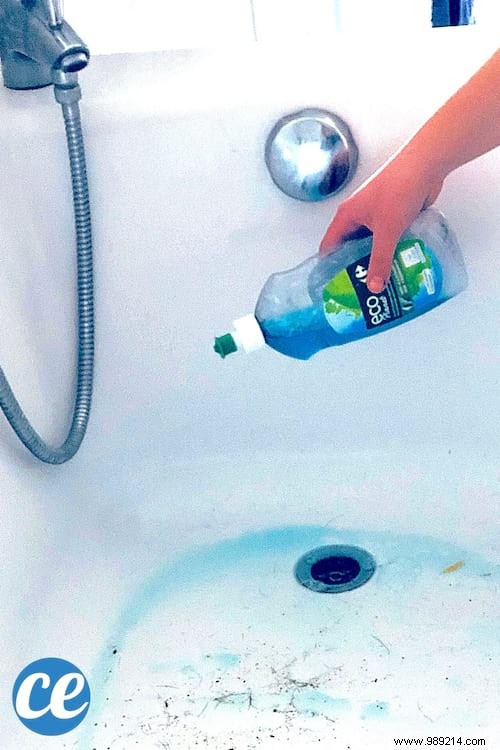 The Weird Trick I Use To Clean My Bathtub WITHOUT Bending Down. 