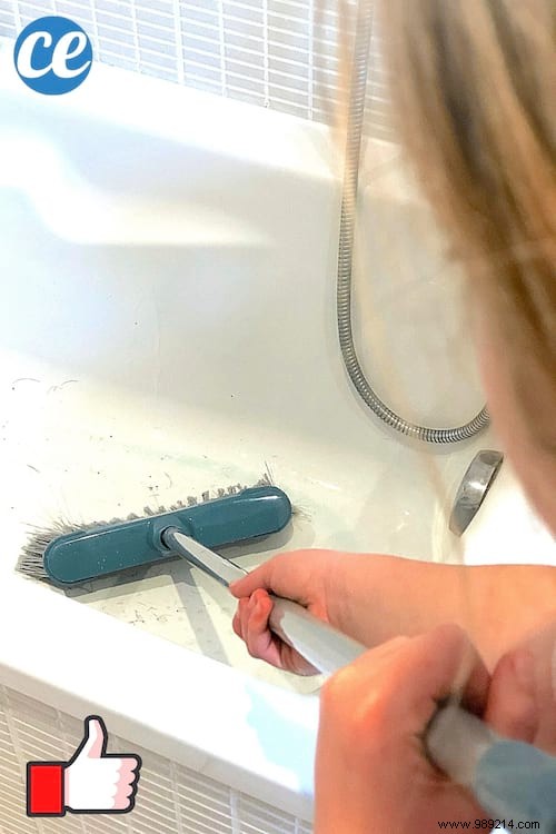 The Weird Trick I Use To Clean My Bathtub WITHOUT Bending Down. 