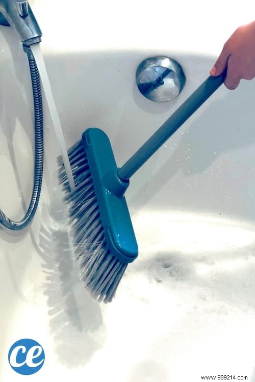 The Weird Trick I Use To Clean My Bathtub WITHOUT Bending Down. 