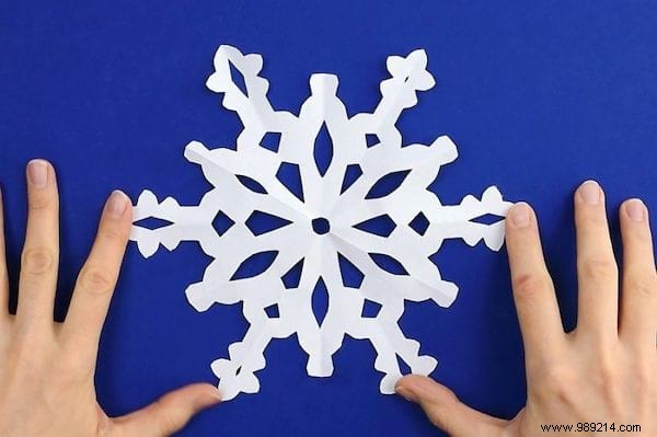 How to Make Paper Snowflakes? The Easy Christmas Tutorial. 