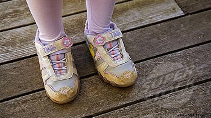 The Tip To Help Your Child Put His Shoes On The Right Foot All By Himself. 