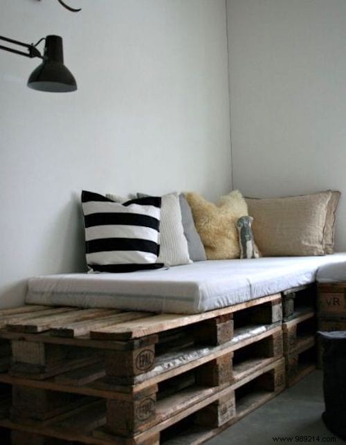 25 easy furniture to make with wooden pallets. 