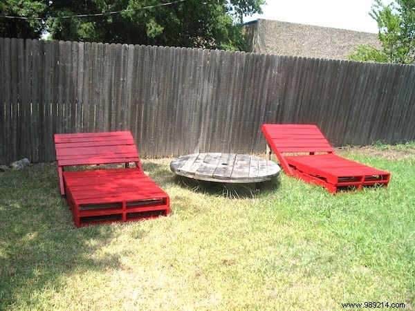 25 easy furniture to make with wooden pallets. 