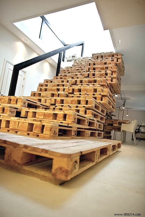 25 easy furniture to make with wooden pallets. 