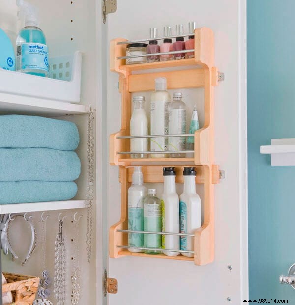 35 Awesome And Inexpensive Ideas For Organizing A Small Bathroom. 