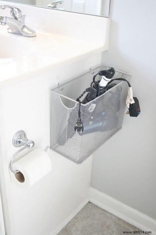 35 Awesome And Inexpensive Ideas For Organizing A Small Bathroom. 