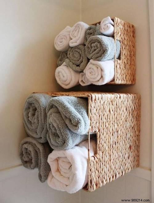 35 Awesome And Inexpensive Ideas For Organizing A Small Bathroom. 