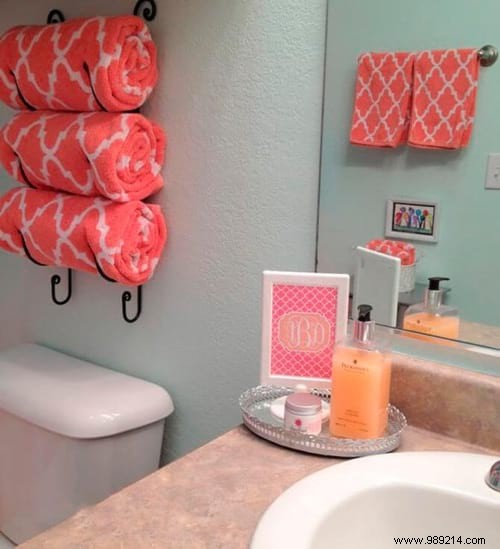 35 Awesome And Inexpensive Ideas For Organizing A Small Bathroom. 