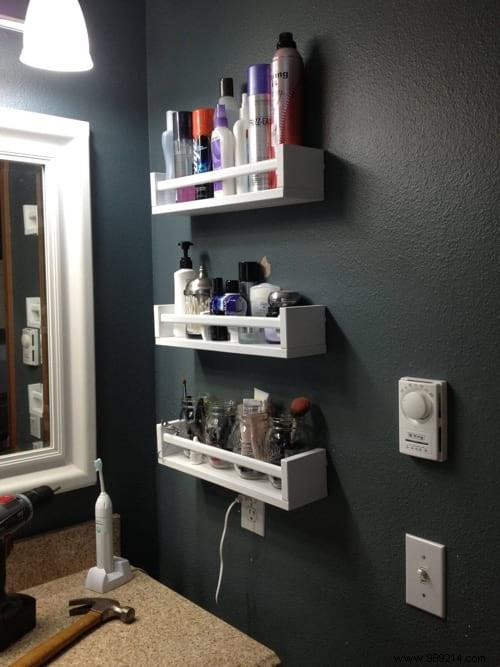 35 Awesome And Inexpensive Ideas For Organizing A Small Bathroom. 