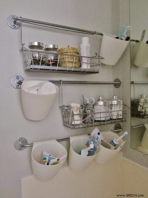 35 Awesome And Inexpensive Ideas For Organizing A Small Bathroom. 