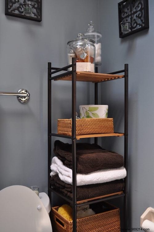 35 Awesome And Inexpensive Ideas For Organizing A Small Bathroom. 