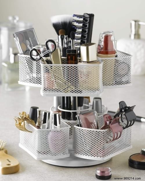 35 Awesome And Inexpensive Ideas For Organizing A Small Bathroom. 